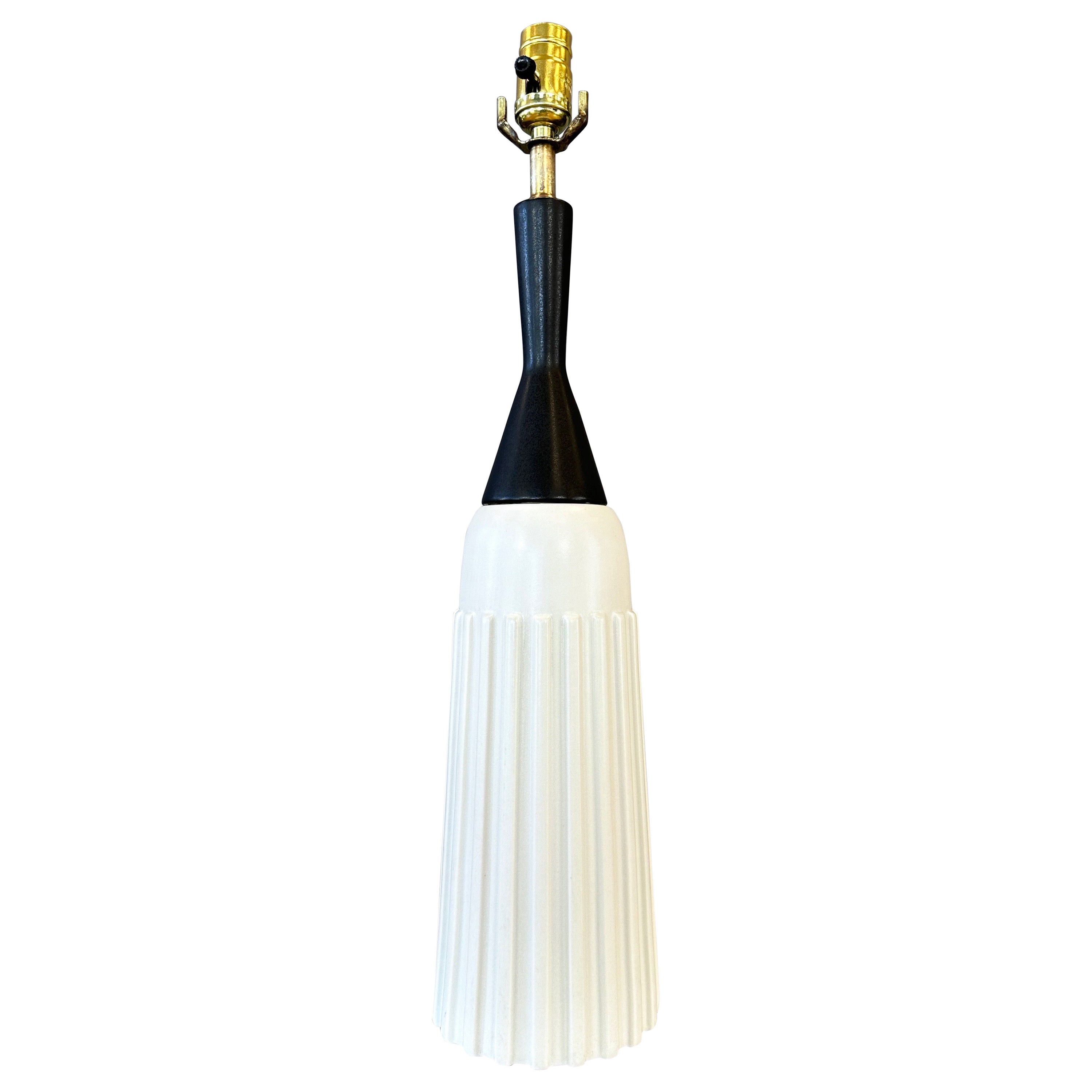 Moderne schwarz-weiße gerippte Keramik-Tischlampe in Flaschenform, Mid-Century Modern, 1950er Jahre