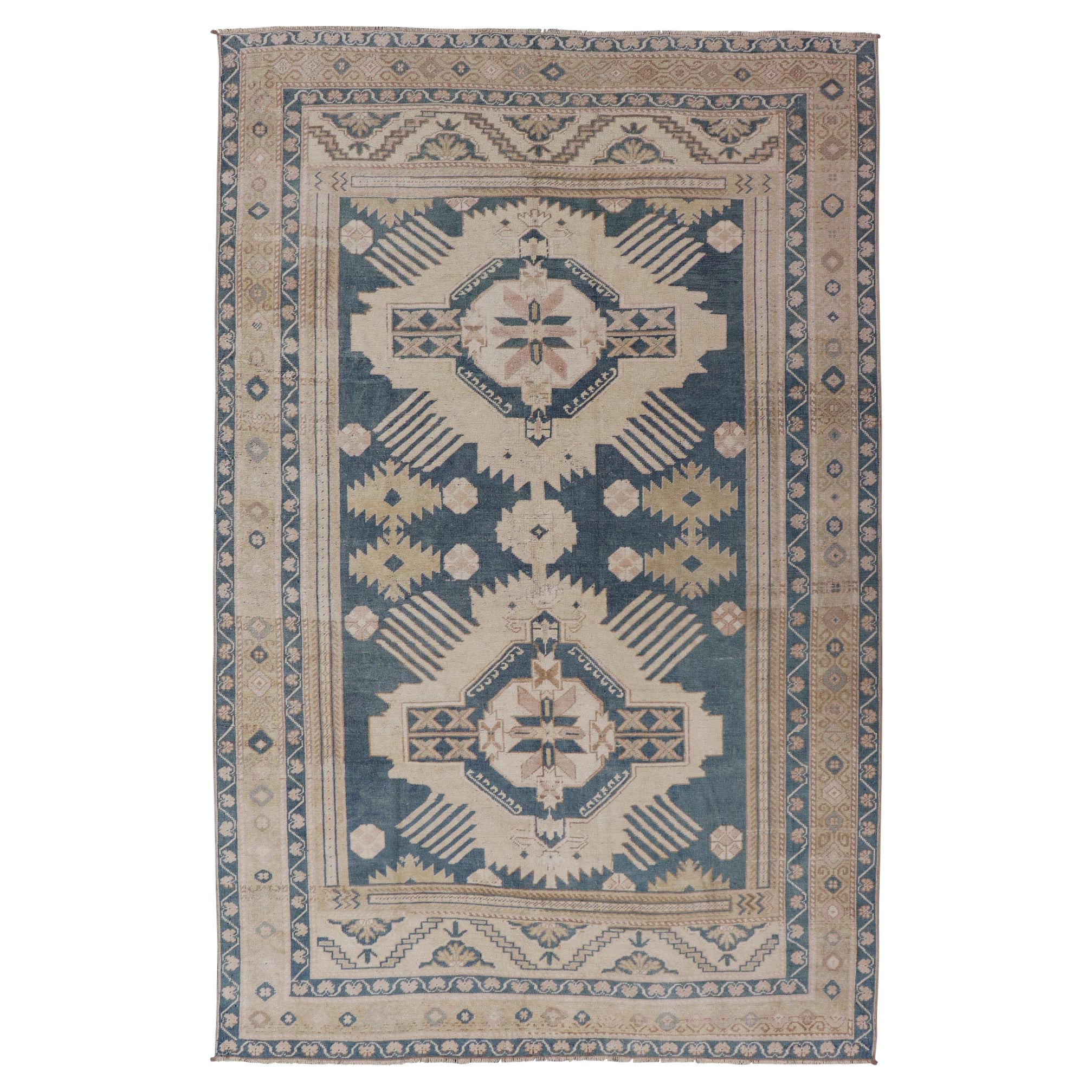 Tapis d'Oushak bleu avec motif géométrique en médaillon  5' 5" x 8' 10"