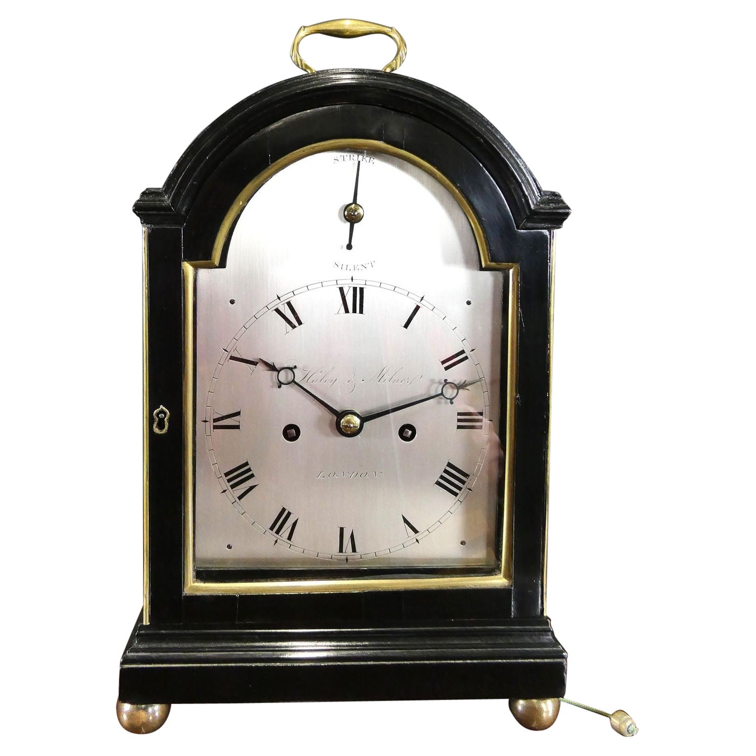Pequeño reloj georgiano de ménsula ebonizada, Haley & Milner, Londres