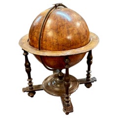Globe terrestre en noyer de Toscane du XVIIIe siècle
