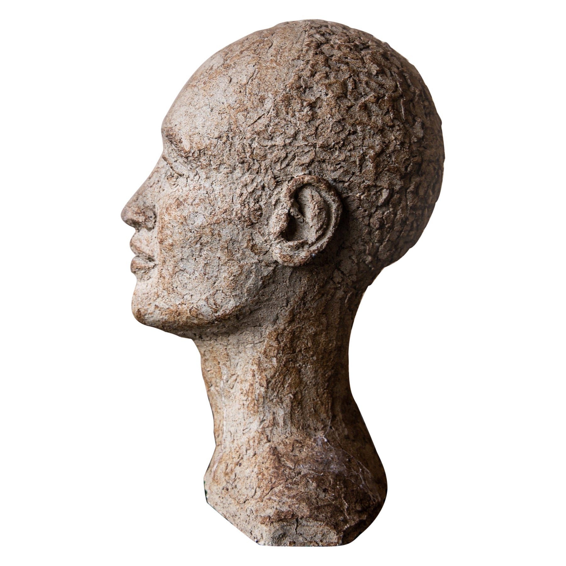 Buste sculpté en grès texturé de l'après-guerre, signé - British School en vente