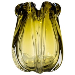 Vase en verre semi-transparent de couleur ambar, fabriqué à la main, Italie, 2024