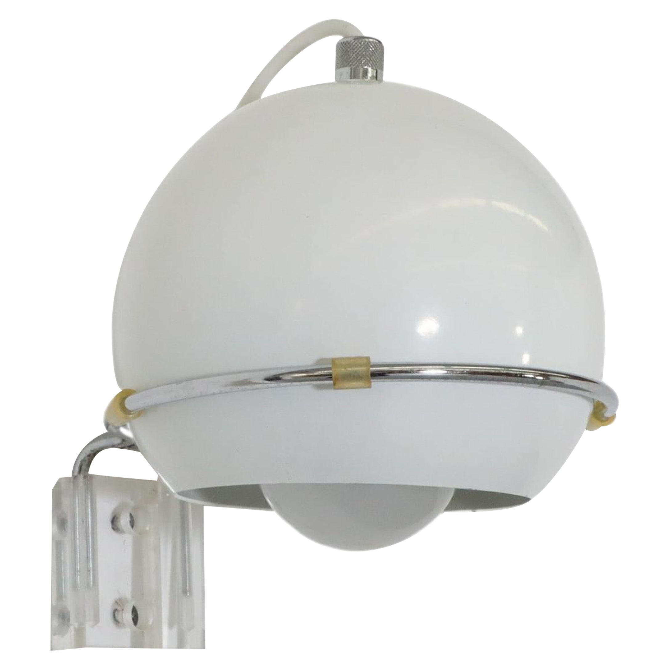Weiß emaillierte Metallkugel aus der Mitte des Jahrhunderts mit verchromtem Ringhalter und Plexiglashalterung von Gepo. Dieser moderne holländische Strahler ist multidirektional und ideal für ein lustiges und energiegeladenes Büro oder Schlafzimmer.