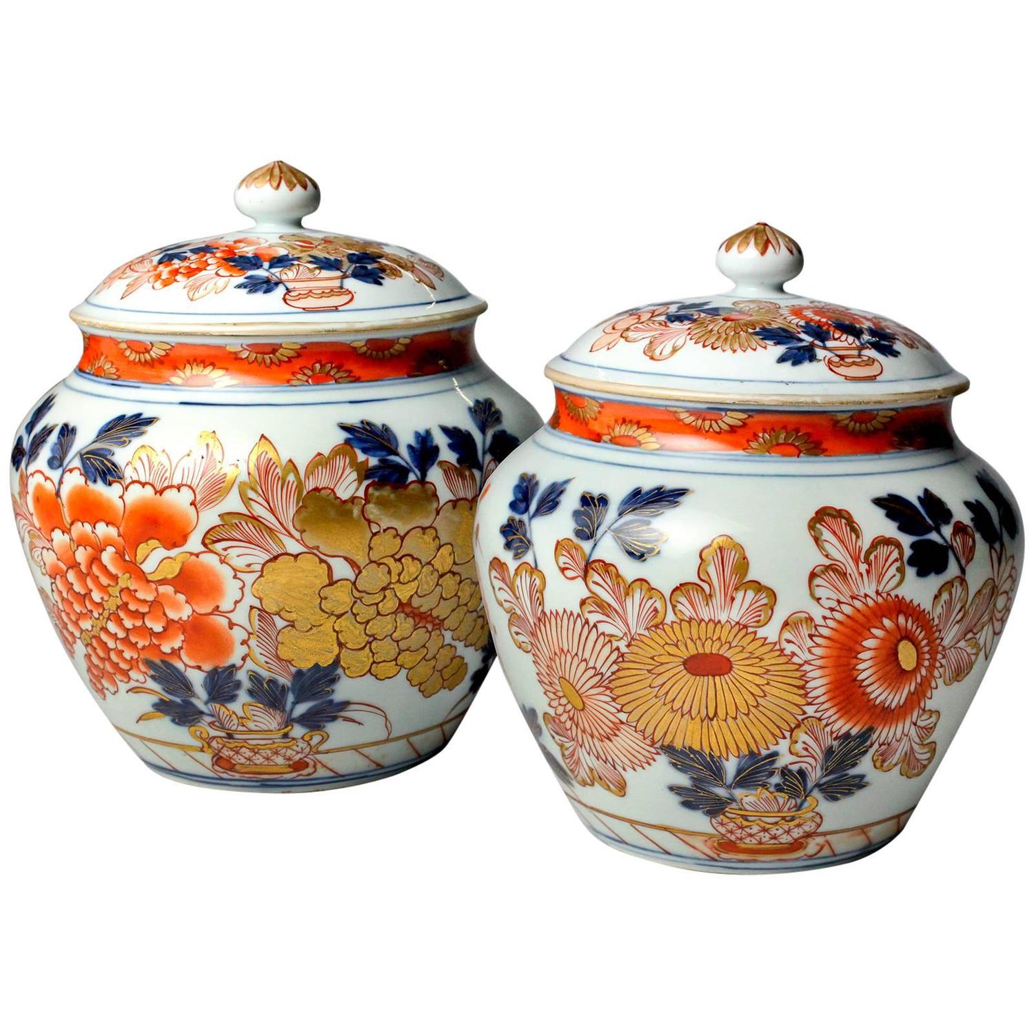 Pair of Covered Japanese Imari Urns For Sale at 1stdibs