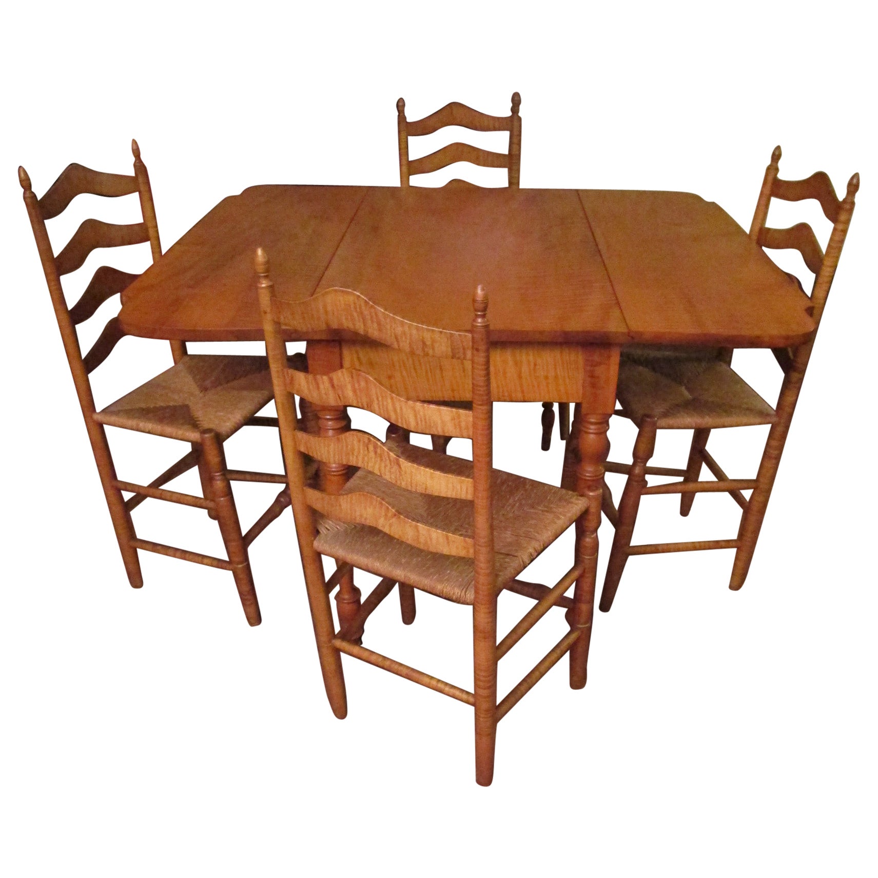  Dining Table and Four Chairs w/ Rush Seats Early 19thc American Tiger Maple For Sale
