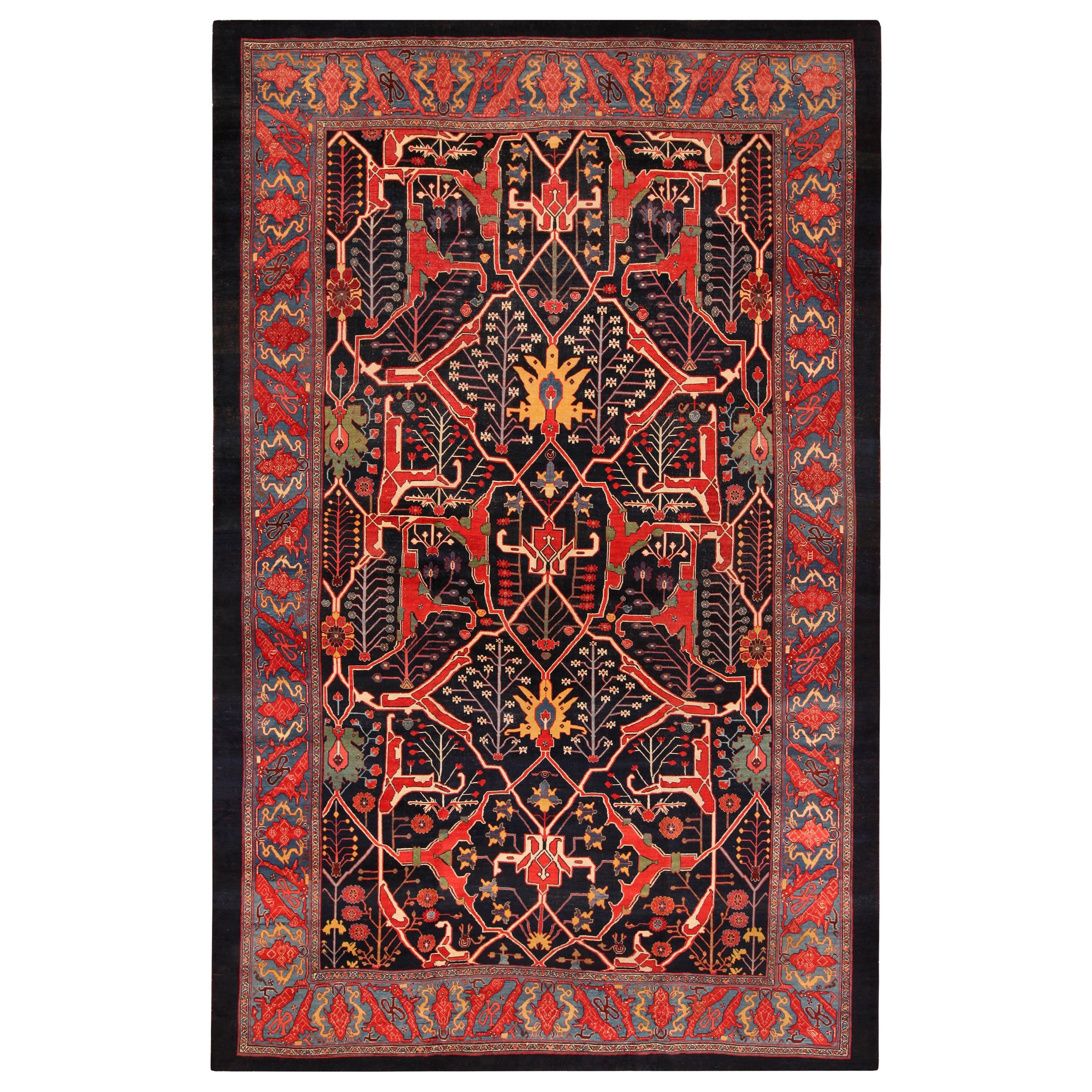 Großer antiker persischer Bidjar-Teppich mit marineblauem Hintergrund und prächtigem Garous-Design 11' x 17'8"