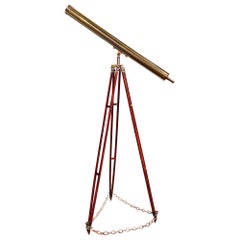 Télescope anglais ancien en laiton monté sur un Stand en bois, Circa 1880.