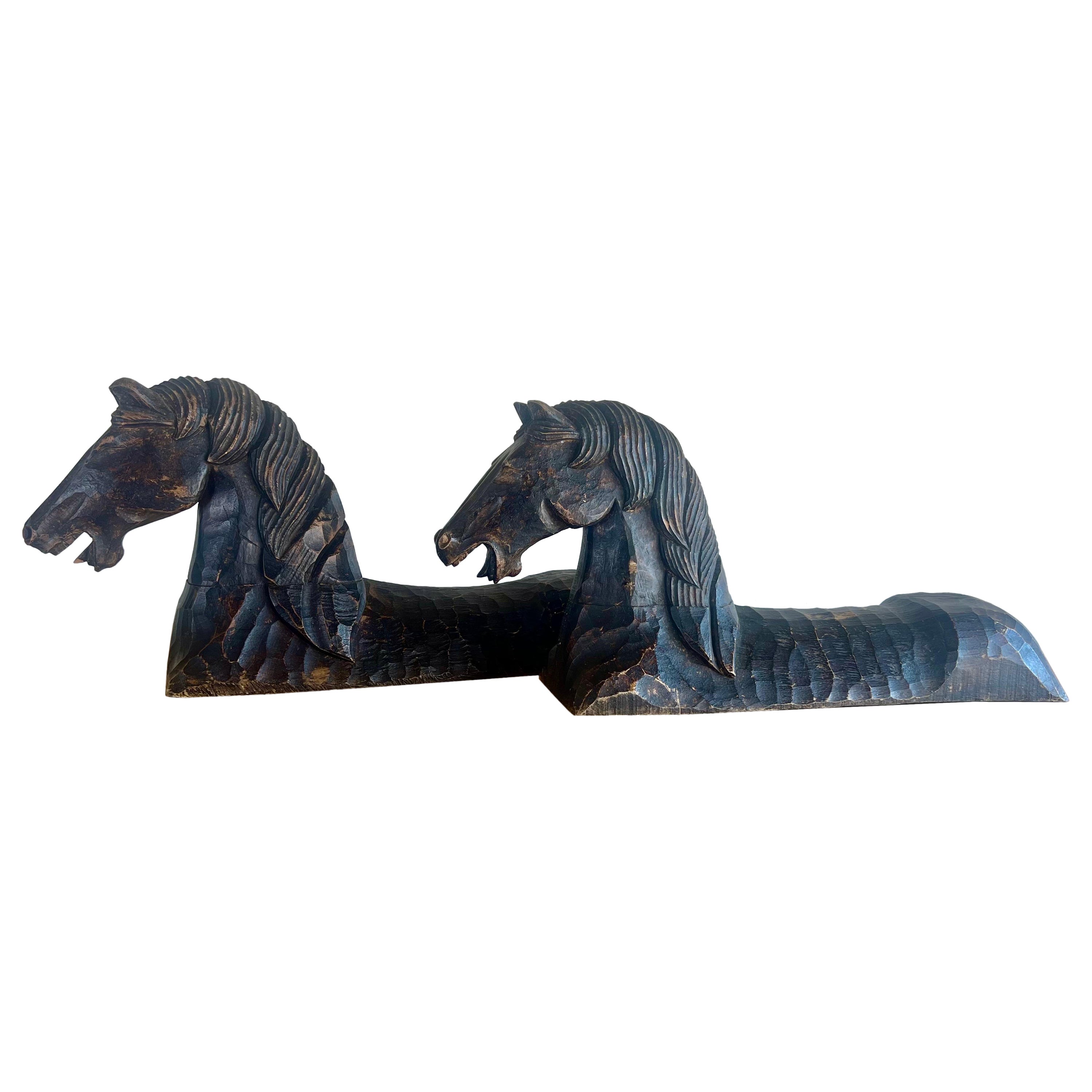 Paire de sculptures primitives de chevaux ciselés à la main