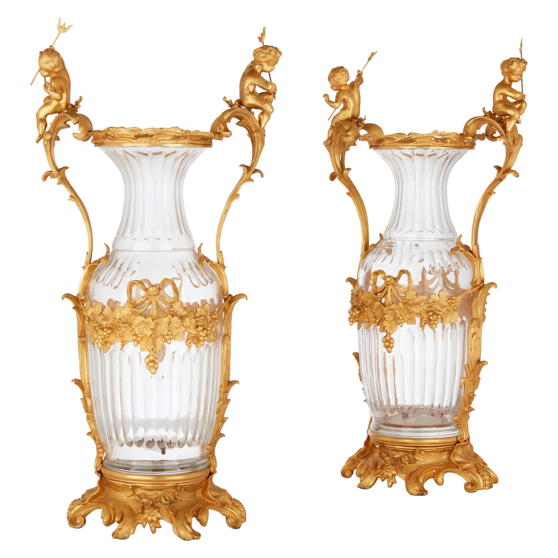 Großes Paar französischer Vasen aus geschliffenem Glas im Rokoko-Stil mit Goldbronze-Montierung 