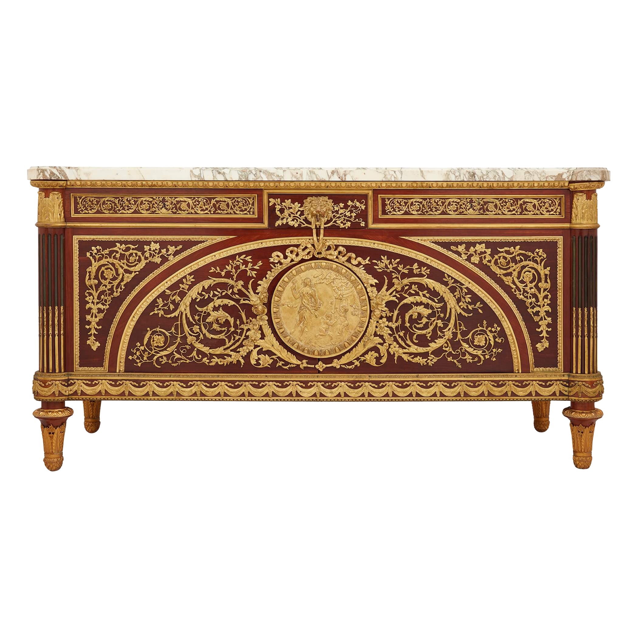 Ancienne commode française de style Louis XVI montée en bronze doré d'après Benneman en vente