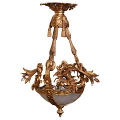 Neunflammiger Kronleuchter aus vergoldeter Bronze und Milchglas aus der Belle Epoque des 19. Jahrhunderts