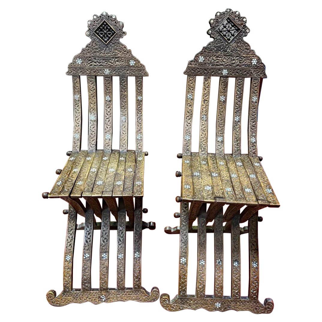 Orientalische Arbeit. 2 Stühle aus geschnitztem Holz, Knochen und Perlmutt-Intarsien  1880