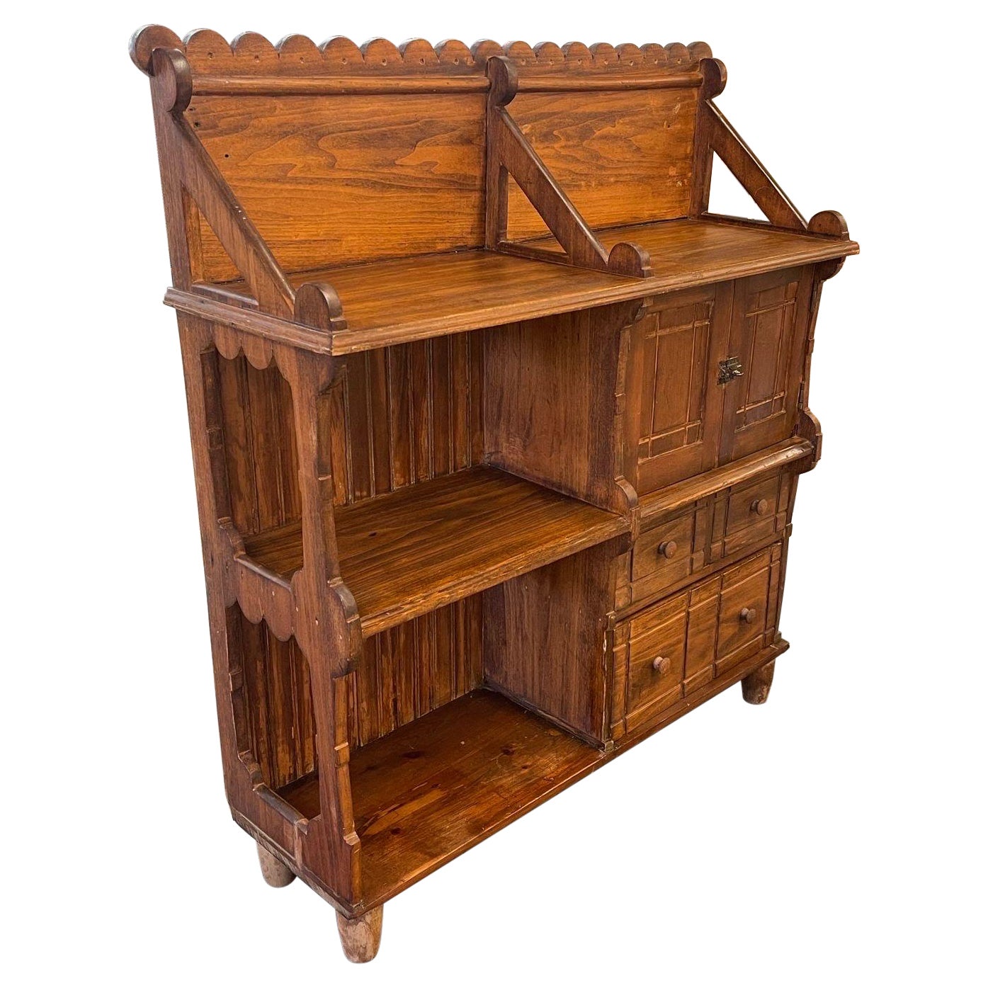 Vieille bibliothèque et meuble de rangement de style Arts and Craft primitif en bois sculpté