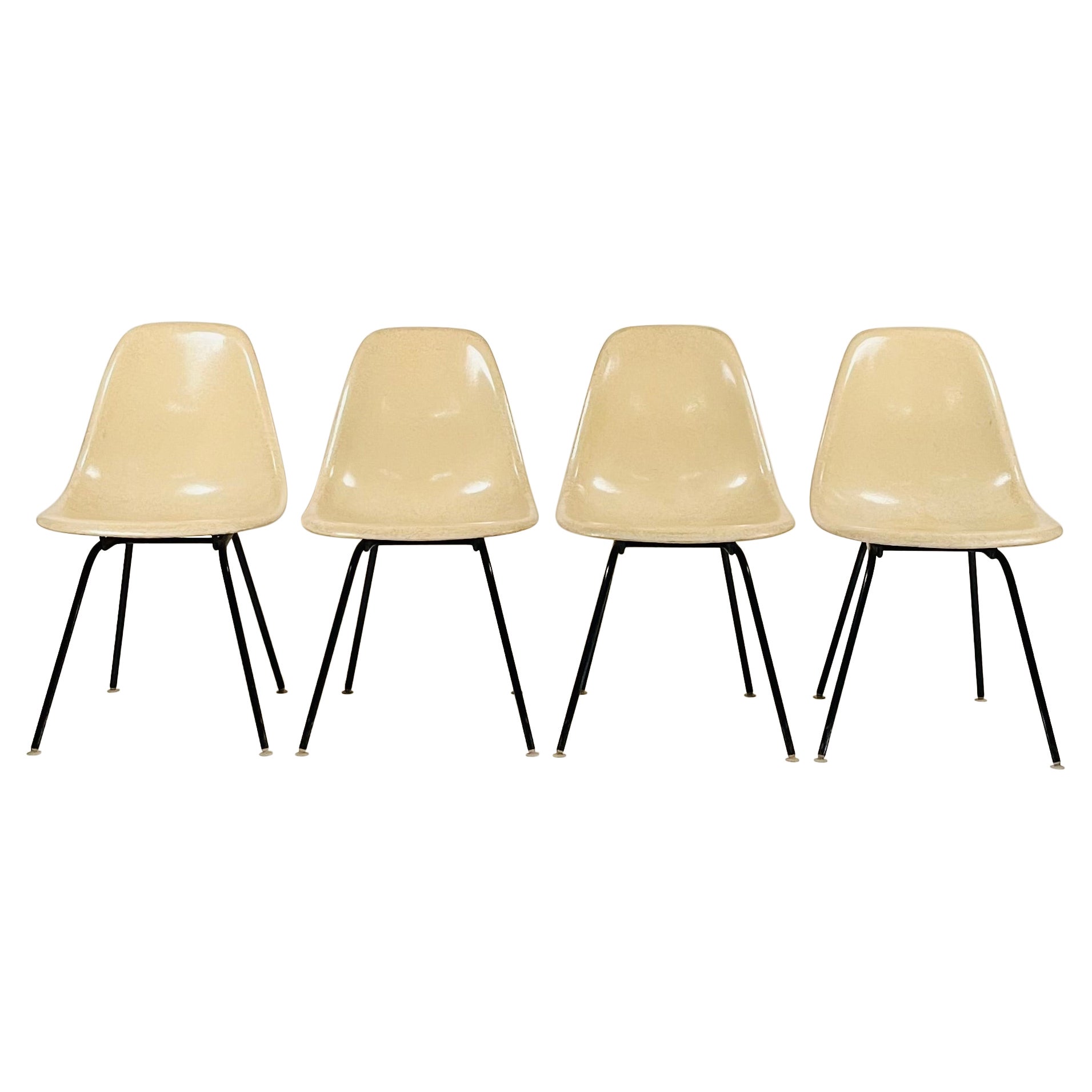 Satz von 4 Eames-Stühlen aus weißem Glasfaser von Herman Miller, Vintage