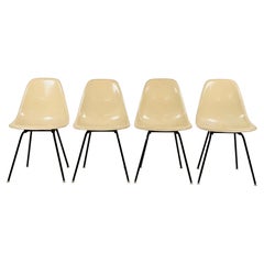 Ensemble de 4 chaises Eames vintage en fibre de verre blanche par Herman Miller