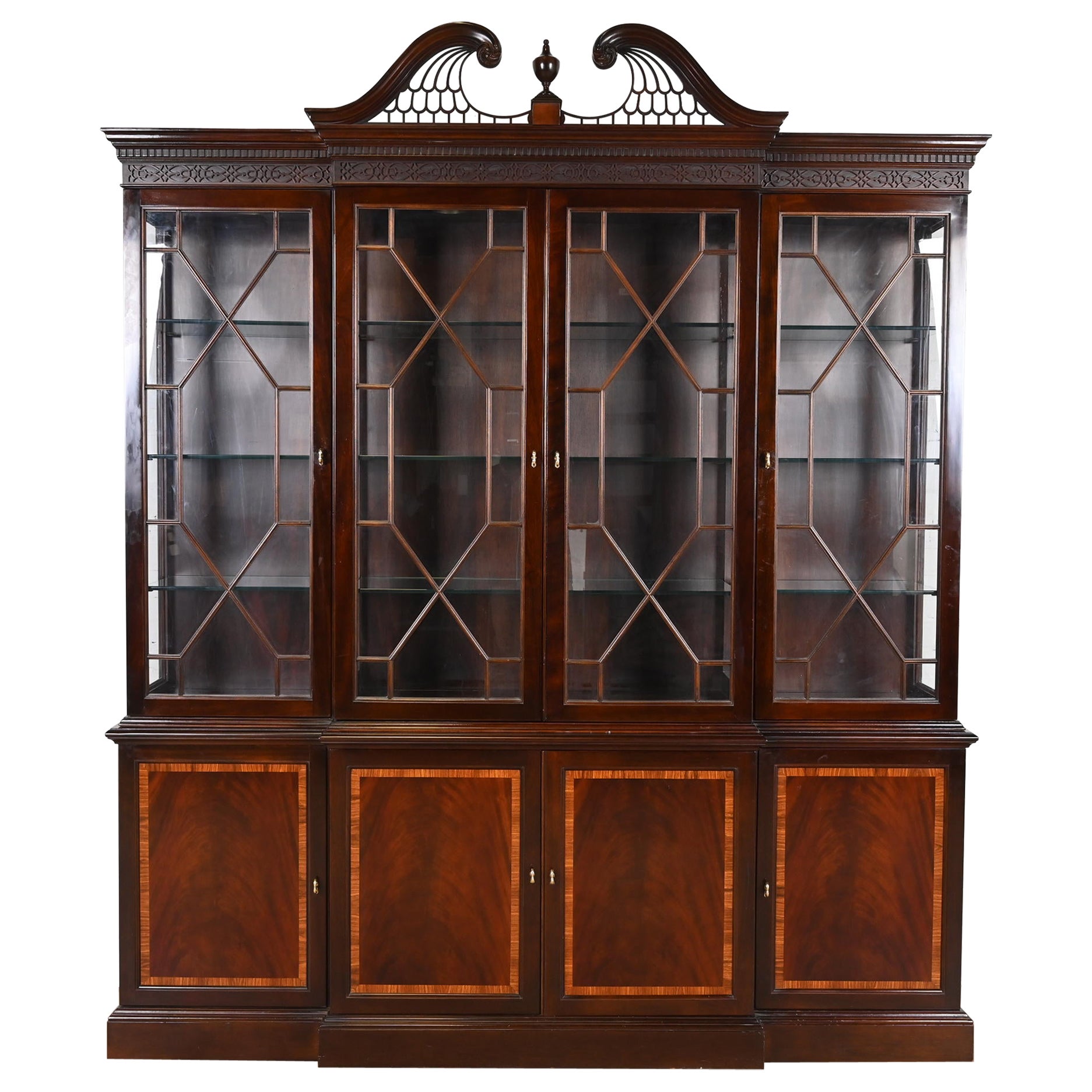 Stickley Georgian Flame Mahogany Lighted Breakfront Bookcase Cabinet en vente