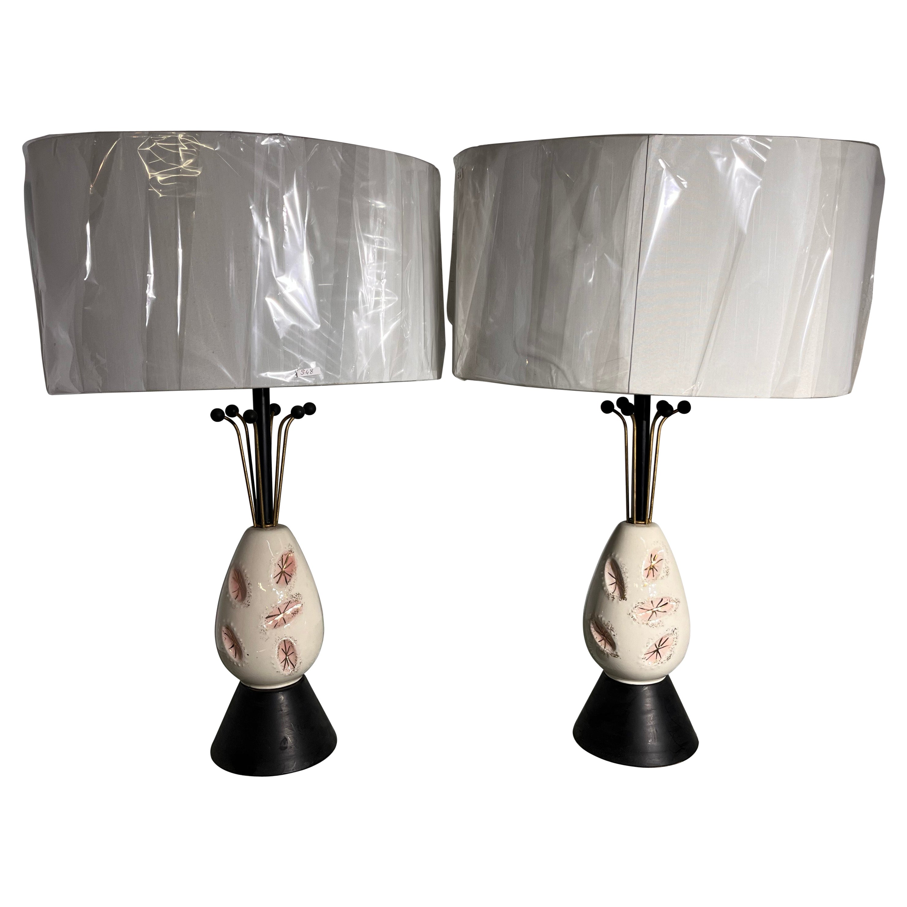 American Mid-Century Modern Pair of White and Pink Ceramic Table Lamps For Sale