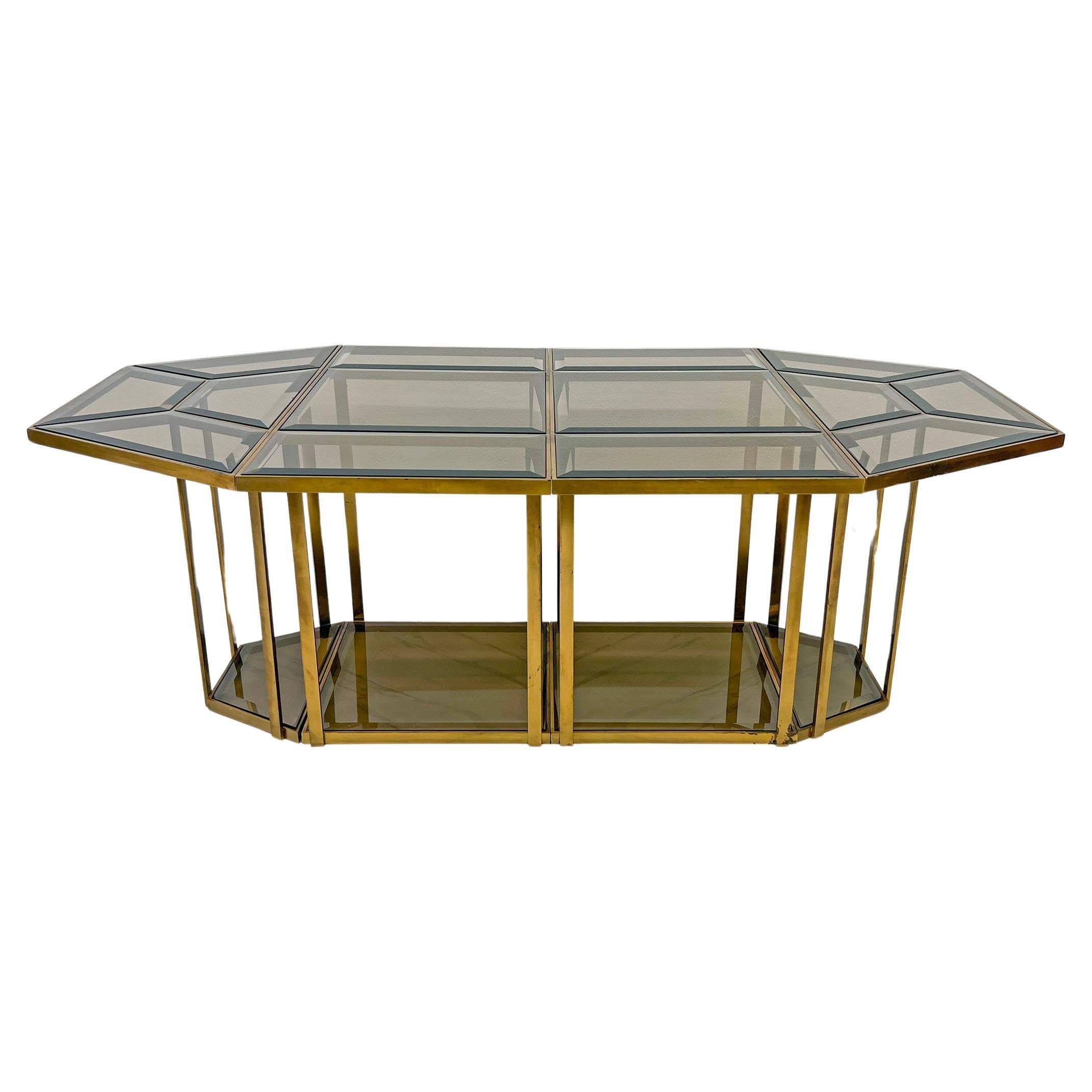 Transportez-vous dans le glamour des années 1970 avec notre (nos) captivante(s) table(s) à manger. Cette pièce est un hommage aux designs iconiques d'un designer italien dont les pièces se vendent facilement à plus de 100 000 euros. Fabriquées avec