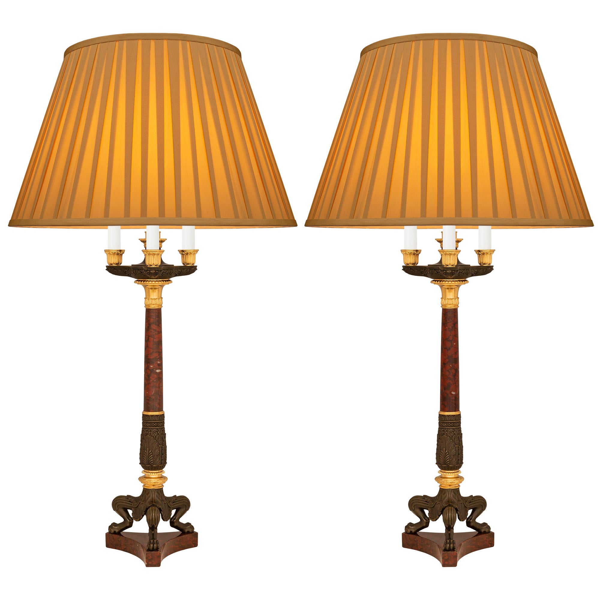 Paar französische Charles X.-Lampen aus Bronze, Marmor und Goldbronze aus dem 19. Jahrhundert