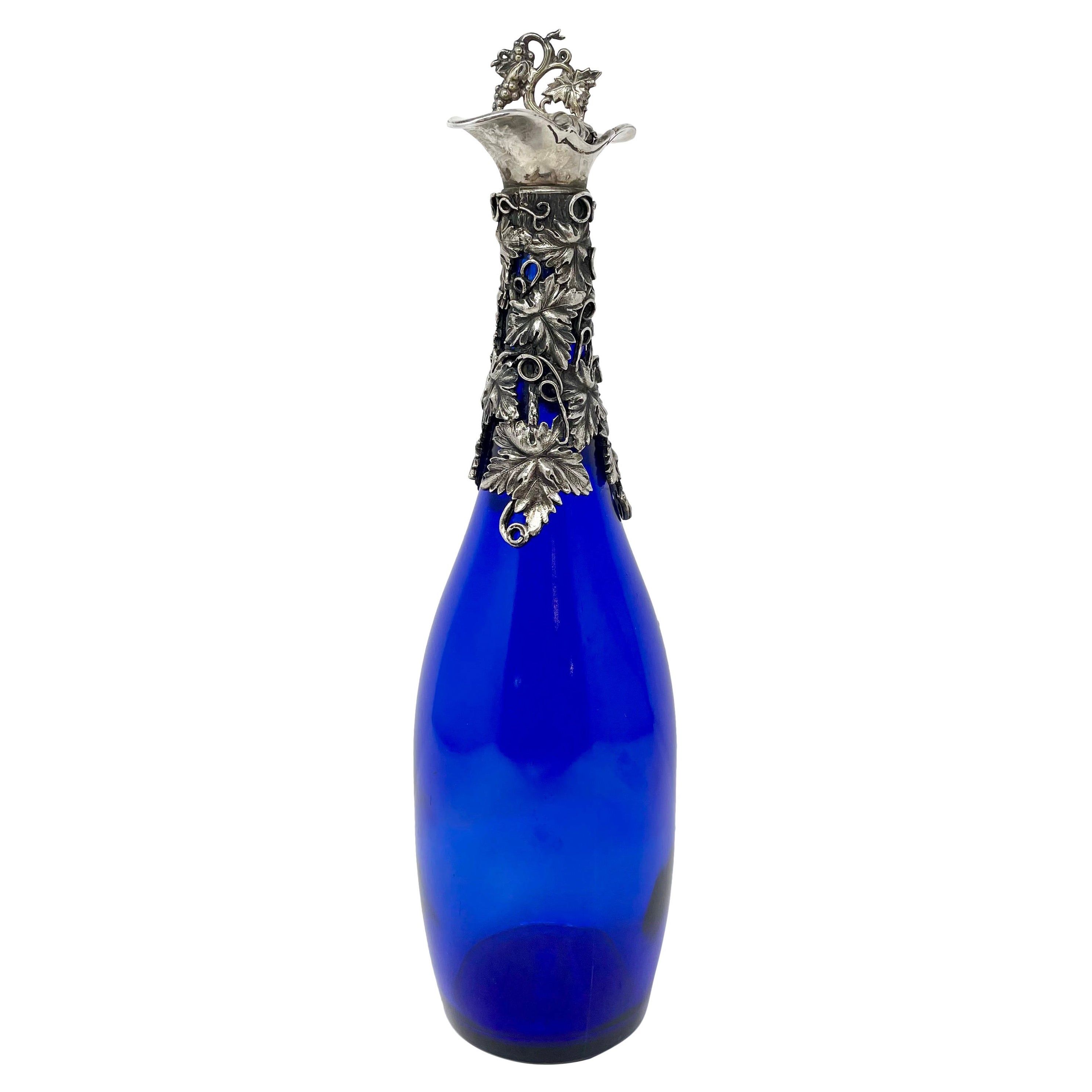 Bouteille à liqueur antique en verre bleu cobalt avec dessus en argent sterling vers 1890-1900 en vente