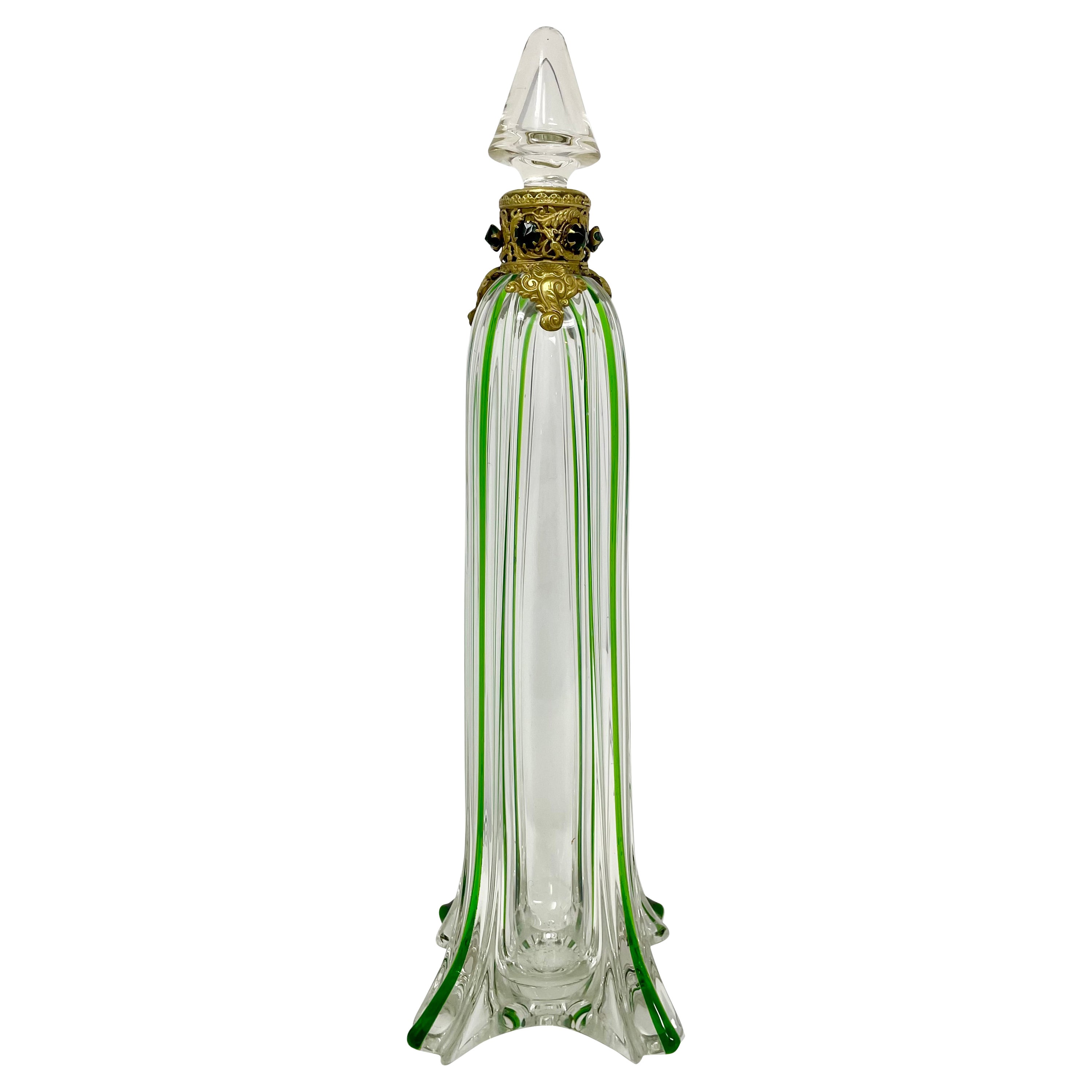 Flacon de parfum ancien en bronze doré et verre soufflé à la main vert et transparent, vers 1900