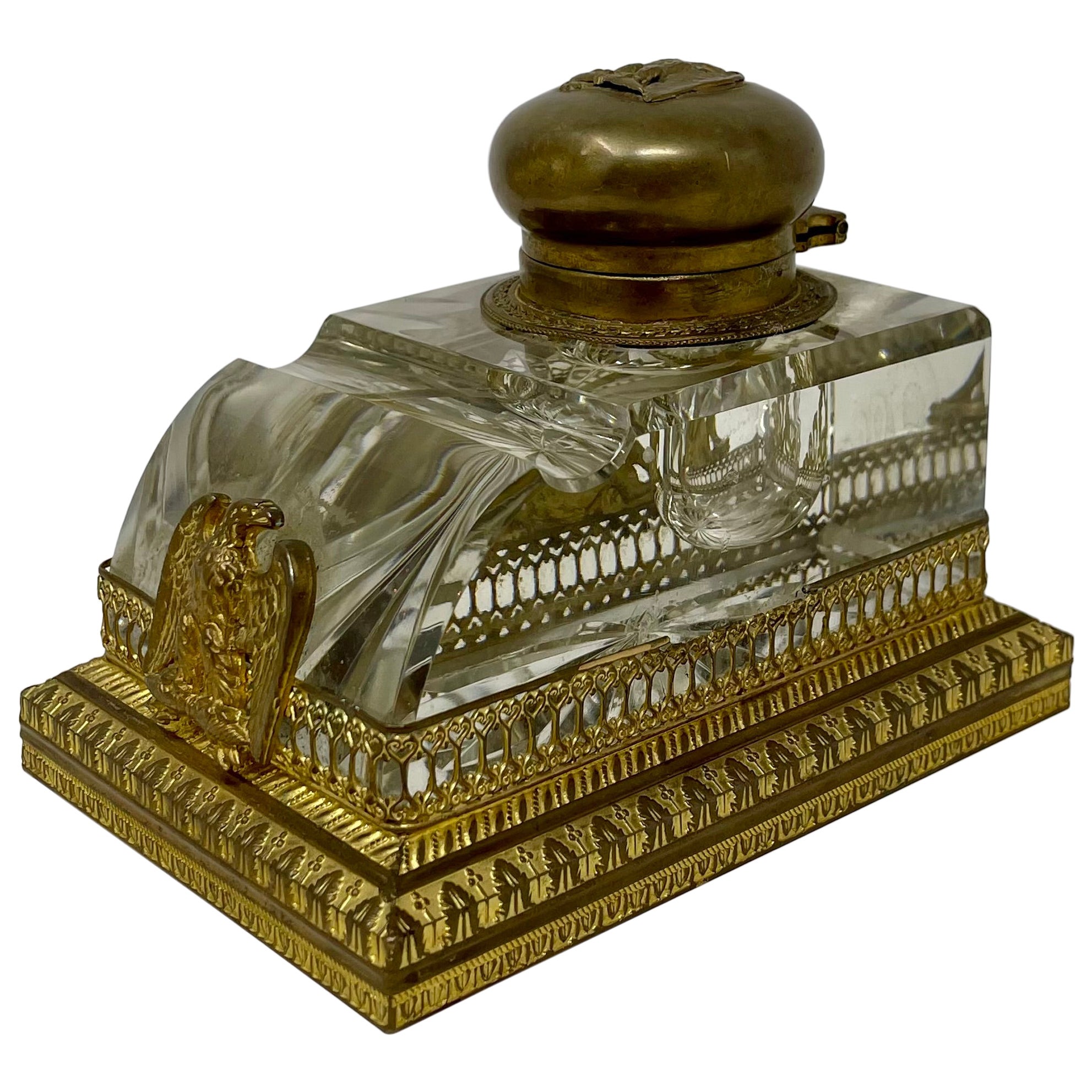 Encrier ancien en cristal taillé Empire et bronze doré, vers 1880.