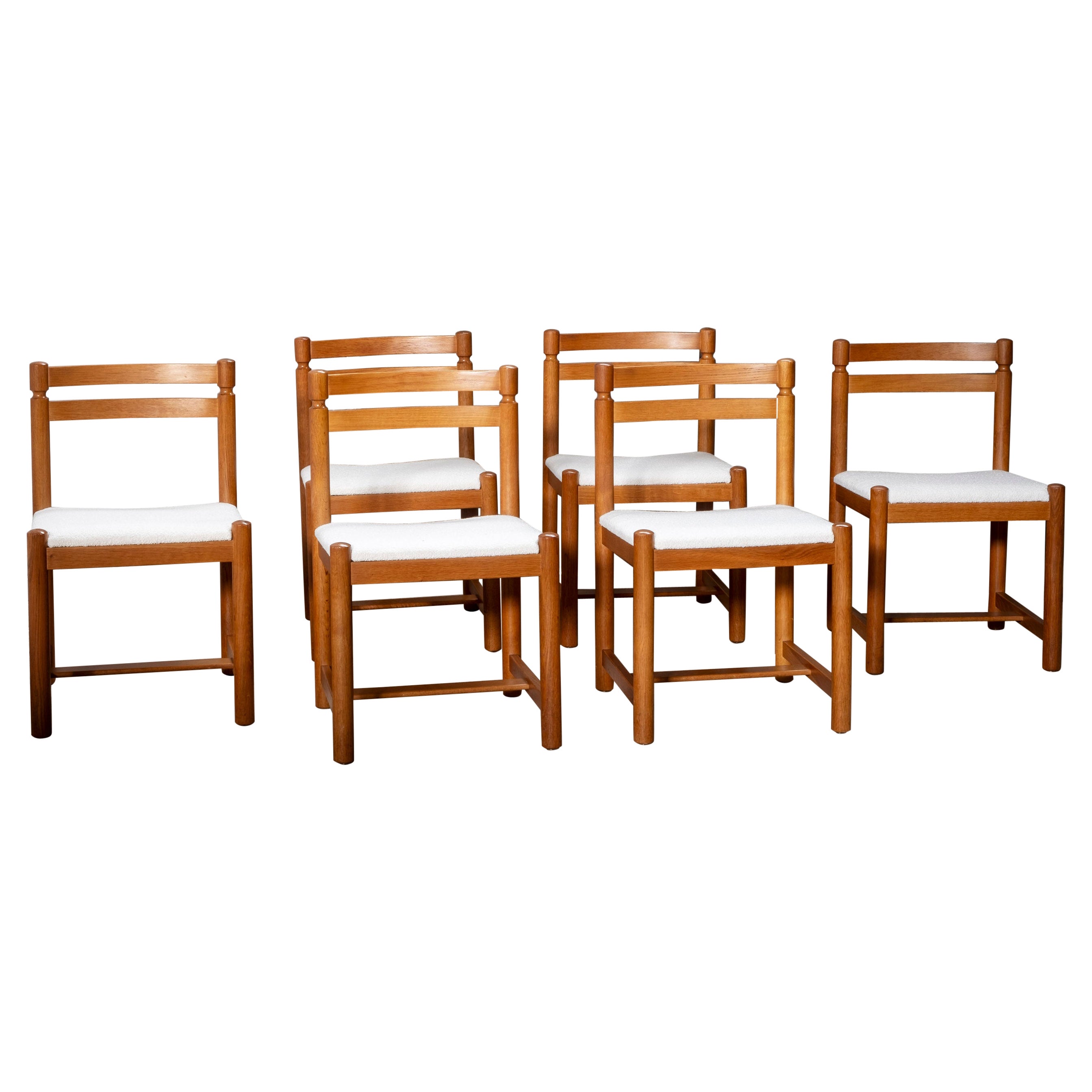Satz von 6 brutalistischen Stühlen aus Eiche mit wunderschöner Holzmaserung, hergestellt in den 1960er Jahren.
Die Sitze wurden mit einem schönen weißen Bouclé-Stoff neu bezogen.

Diese Stühle sind vielseitig einsetzbar und fügen sich nahtlos in den