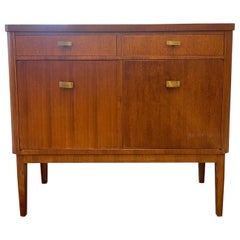 Retro Mid Century Modern Stow and David Walnut Toned a Side Board Cabinet.