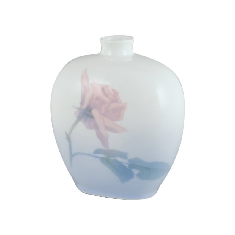 Royal Copenhagen, vaso in porcellana Art Nouveau con motivo di fiori e libellule