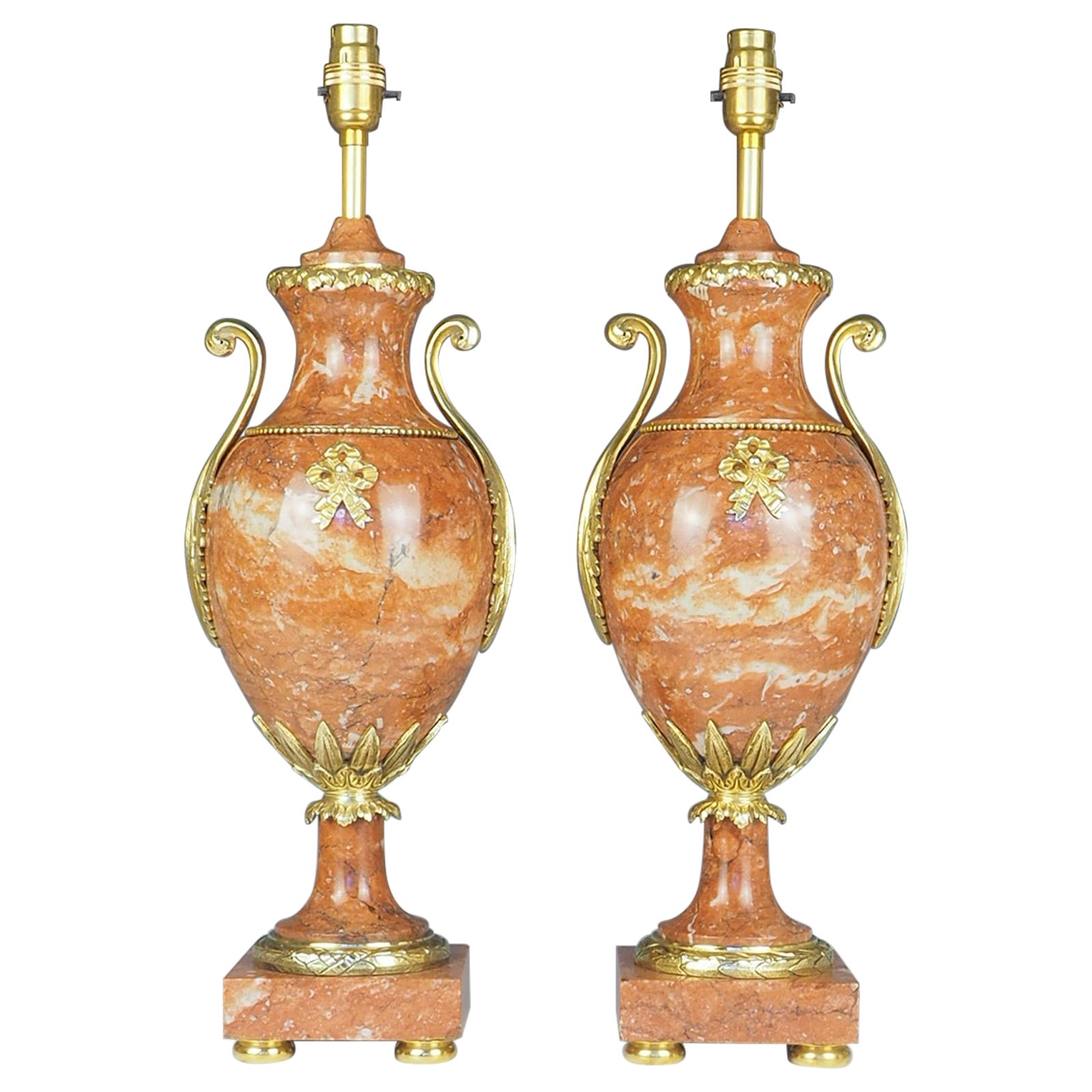 Antikes Paar französische Cassolette Rouge-Marmor-Tischlampen, antik