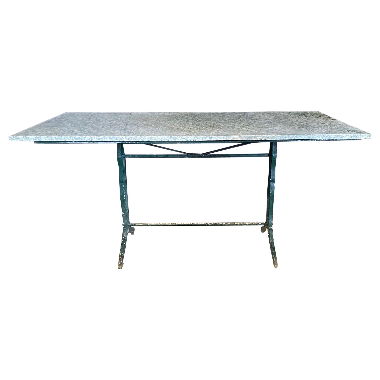 Gran mesa de comedor francesa con tapa de mármol y base de hierro con el nombre del fabricante