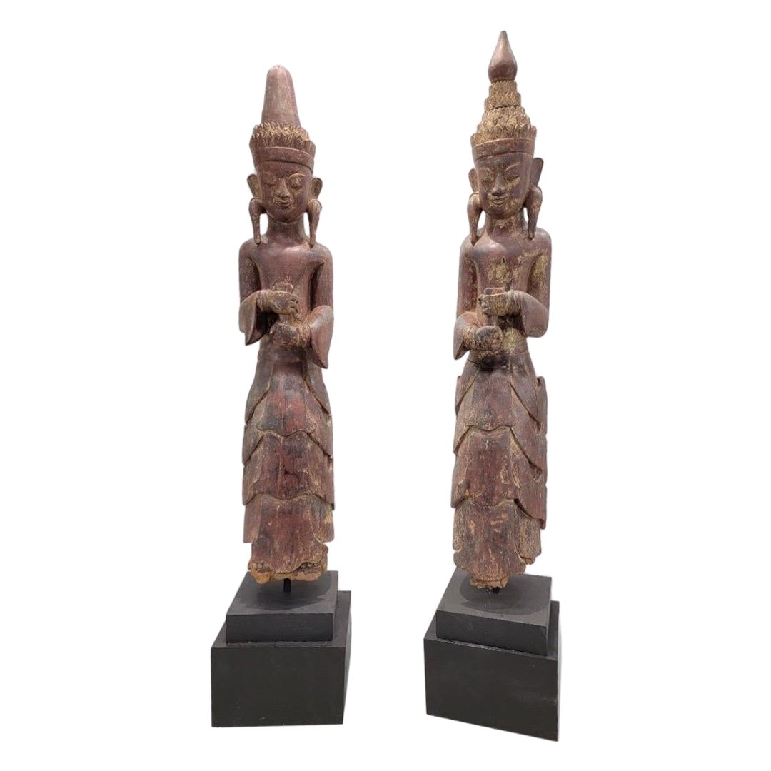 Antike geschnitzte, dunkelbraun lackierte burmesische Mönchsdiener - 2er-Set
