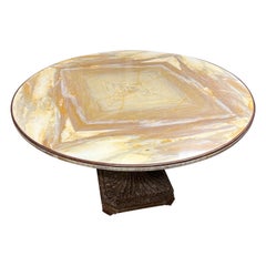 Table de salle à manger unique en son genre, datant des années 1920, avec plateau en marbre italien et base en bois doré. 
