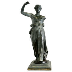 Statue en bronze néo-classique d'Hébé, déesse grecque de la jeunesse  Une belle pièce