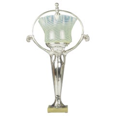 Lámpara de sobremesa Art Nouveau de chapa de plata con pantalla de vaselina Firmado M.C.