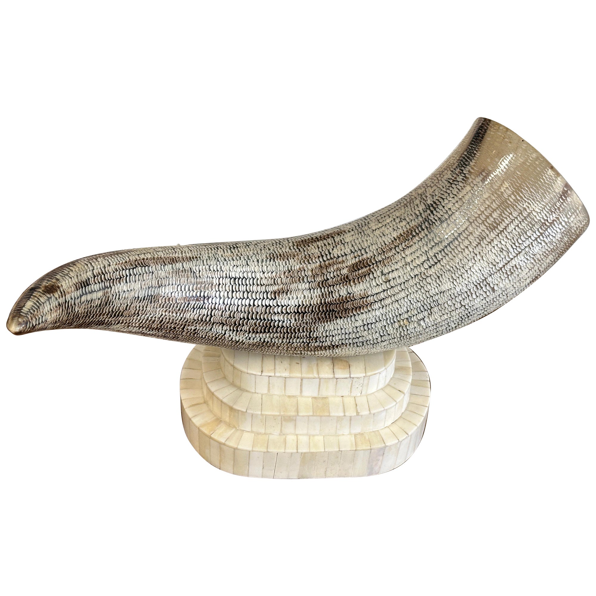 Geschnitztes, geätztes Horn, montiert auf einem Sockel aus Knochen mit Gefäß