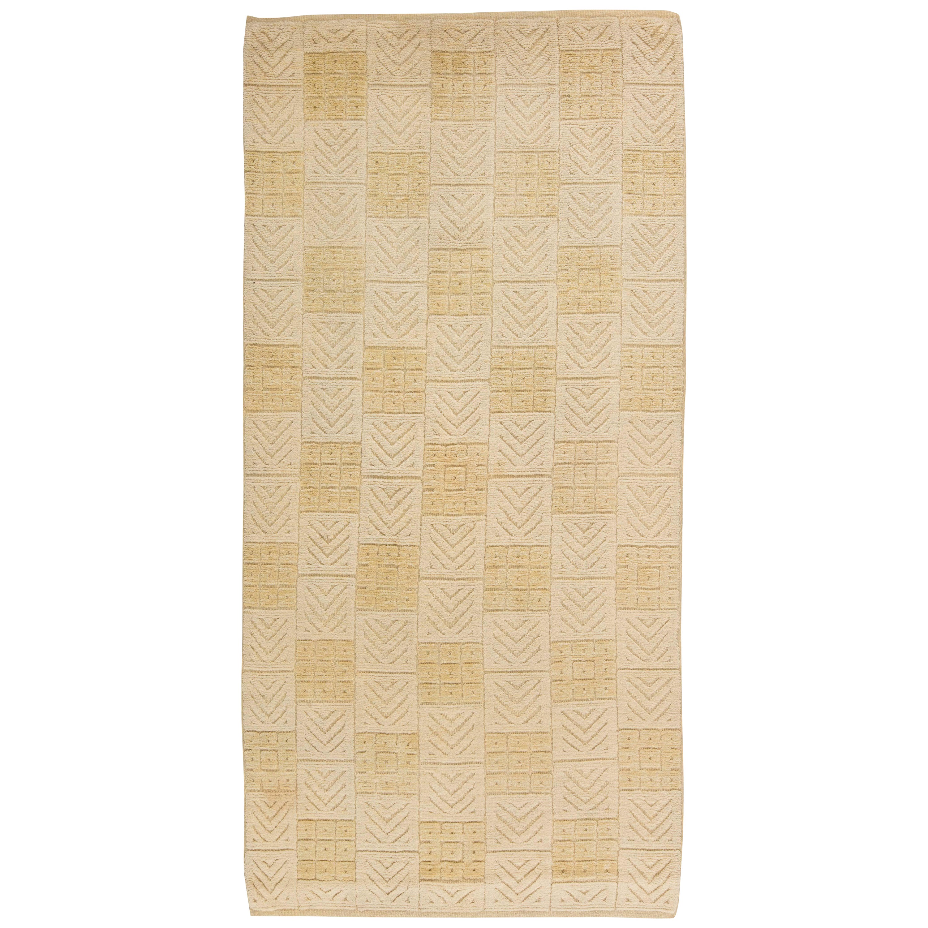 Mid-20th Century Swedish Geometric High Low Knotted Beige Rug For Sale
