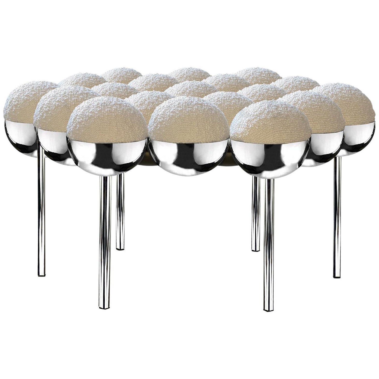 Pouf Saturn grande, ottomano, moderno, scultoreo, struttura cromata e bouclé crema