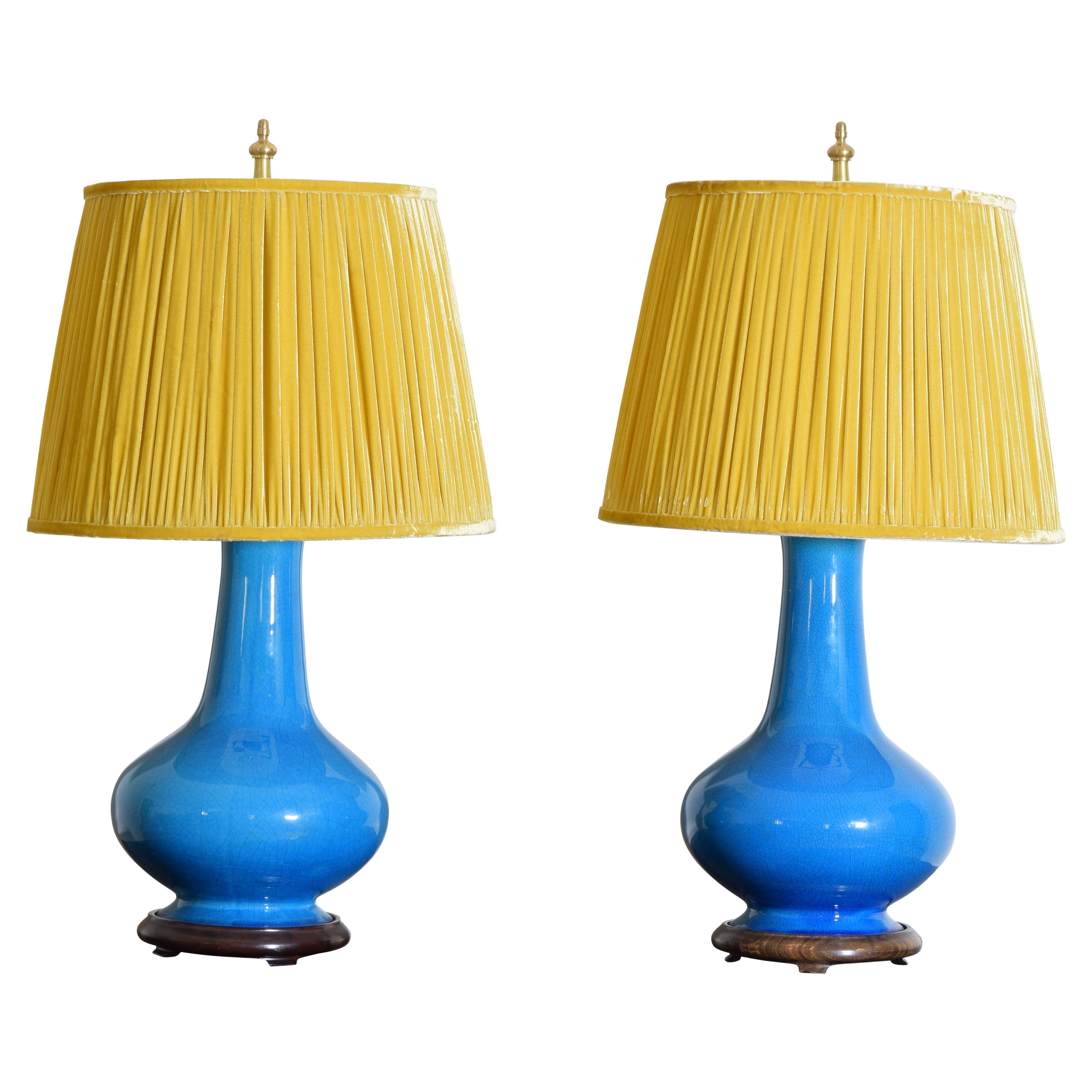 Paire de lampes bleu céruléennes du milieu du 20e siècle avec abat-jour plissés sur mesure en velours