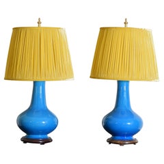 Ein Paar blaue Cerulean-Lampen aus der Mitte des 20. Jahrhunderts mit maßgefertigten plissierten Samtschirmen
