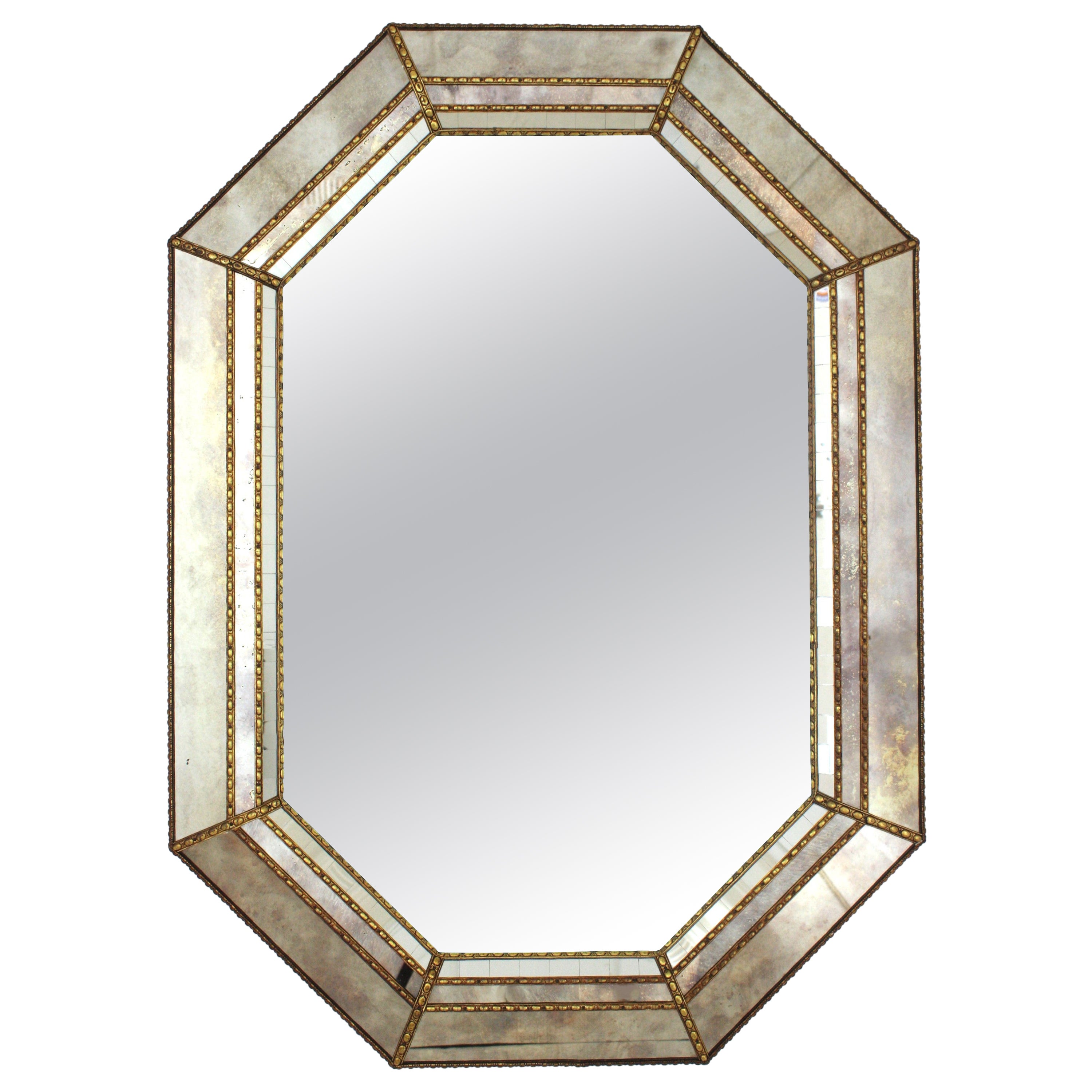 Miroir octogonal de style vénitien, cadre en verre gris doré et détails en laiton en vente