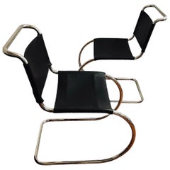 Paire de chaises de salle à manger en cuir MR10 Ludwig Mies Van Der Rohe des années 1980 