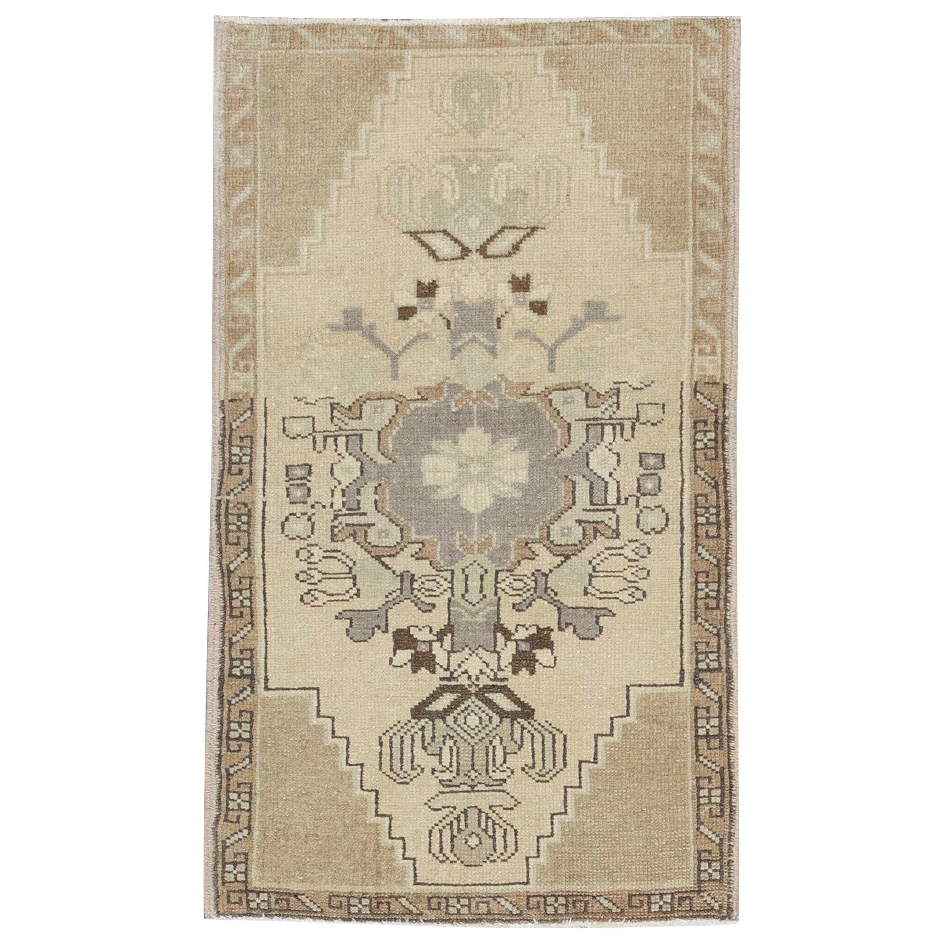 Oriental Hand Knotted Turkish Mini Rug 1'7" x 2'9" #43 For Sale