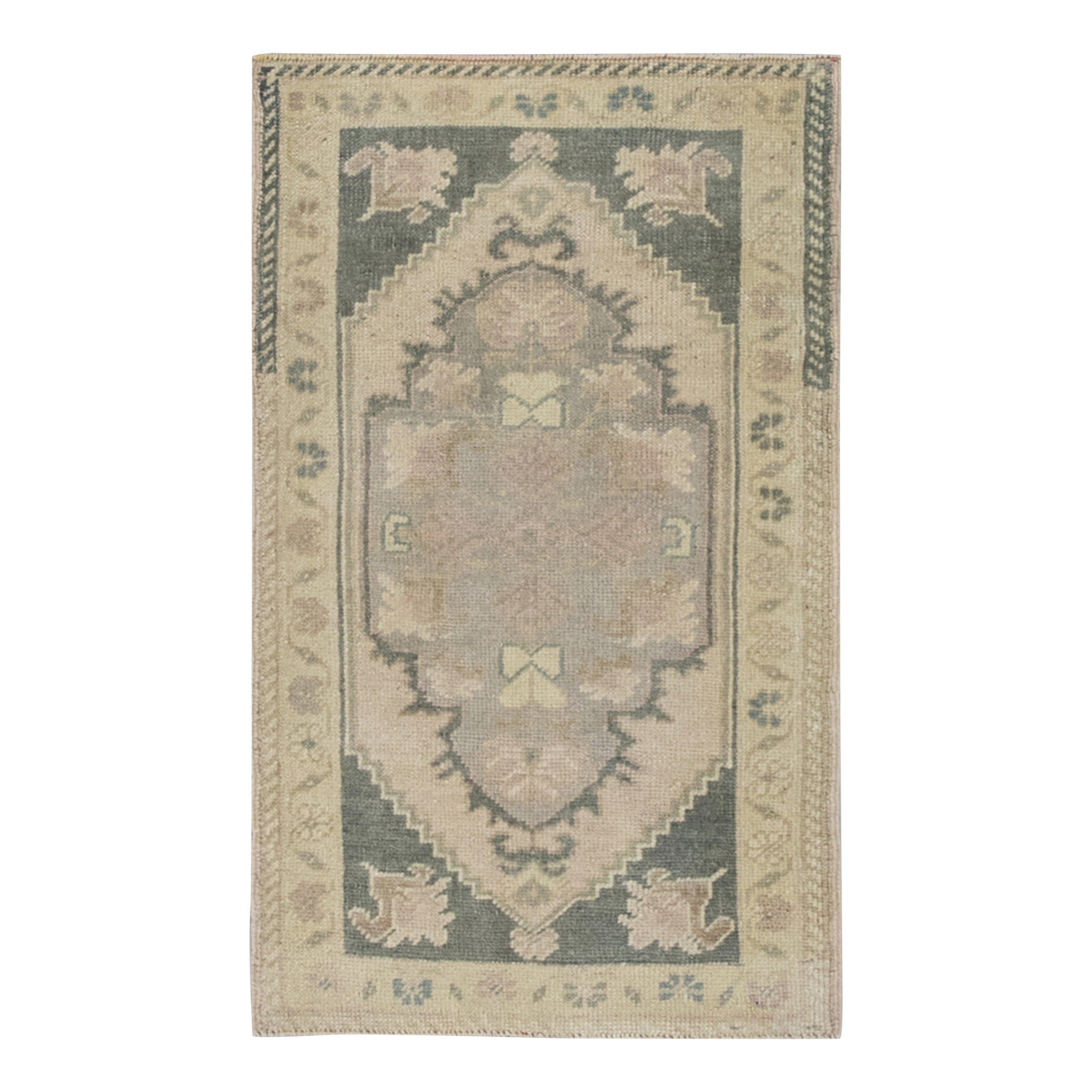 Oriental Hand Knotted Turkish Mini Rug 1'7" x 2'9" #8899 For Sale