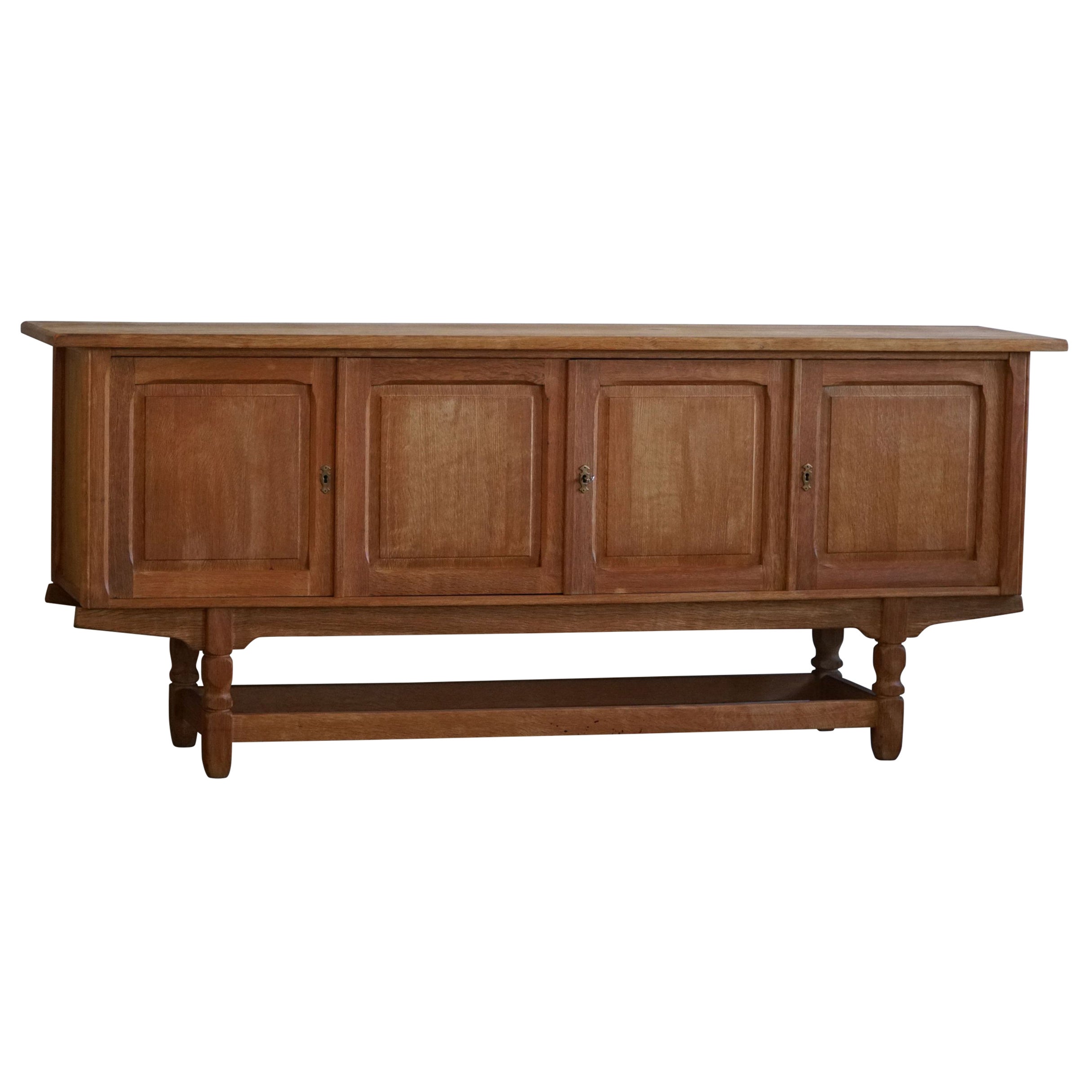 Rechteckiges Sideboard aus Eiche, hergestellt von einem dänischen Schreiner, Mitte des Jahrhunderts, 1960er Jahre