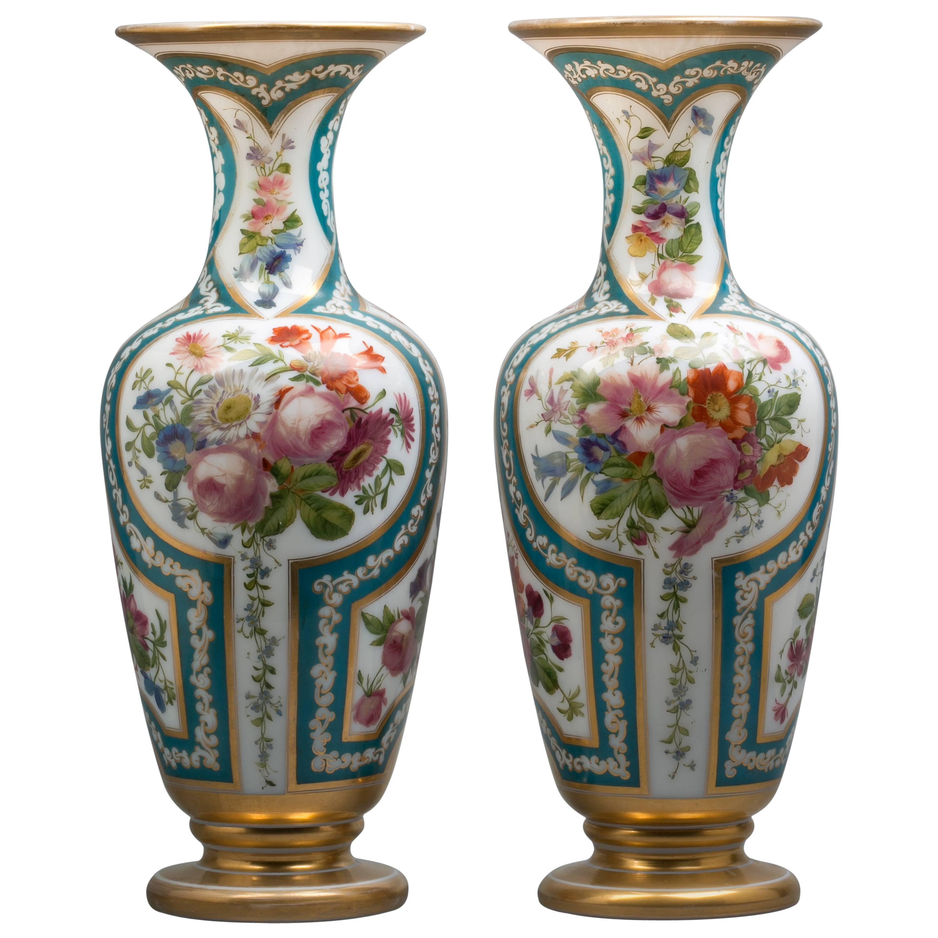 Paire de vases en opaline française, Baccarat, datant d'environ 1840