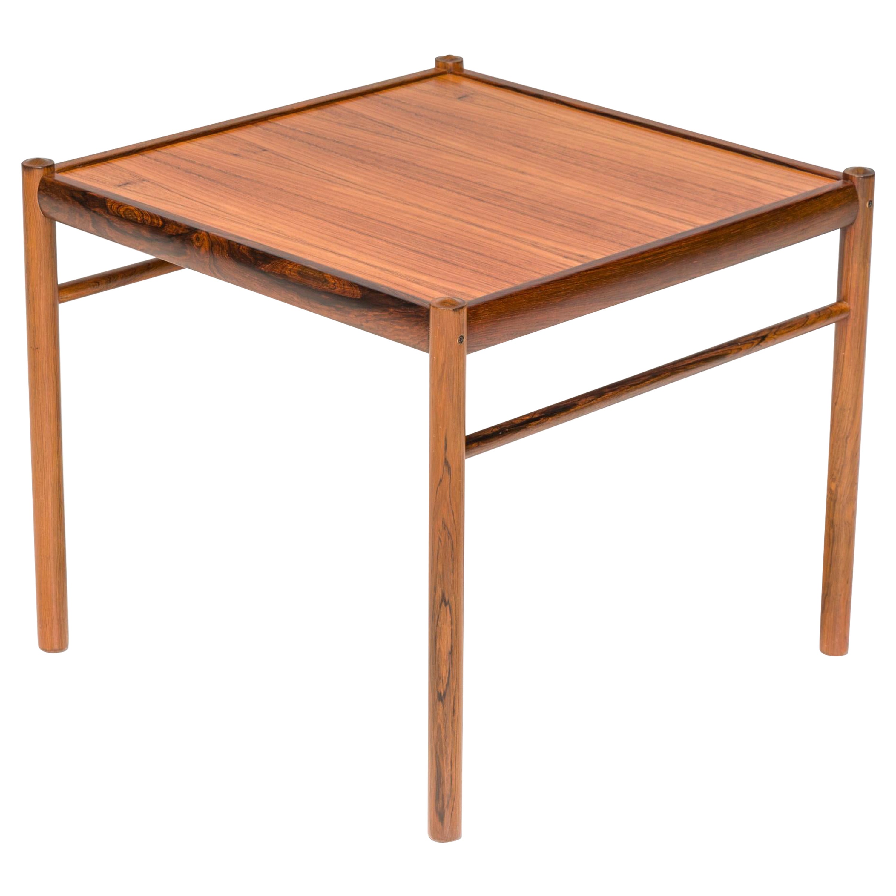 Table d'appoint coloniale danoise du milieu du siècle dernier en bois de rose Ole Wanscher par PJ furniture  en vente