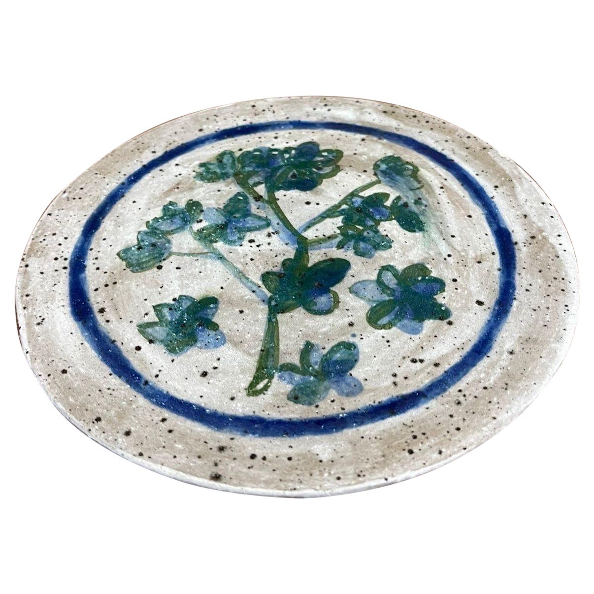 Assiette en céramique vintage signée avec motif floral bleu. en vente