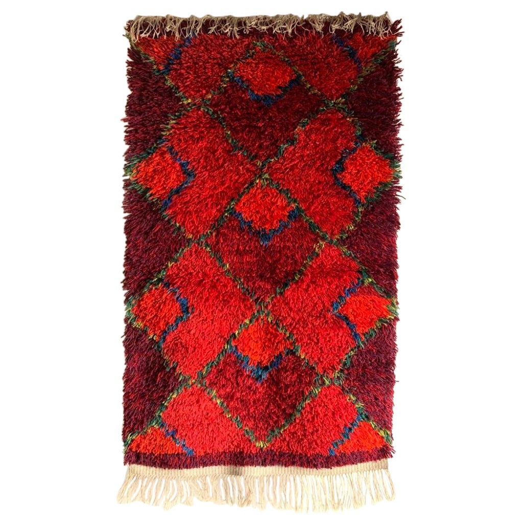 Schwedischer Rya-Teppich mit rotem Rhombus aus der Jahrhundertmitte im Angebot
