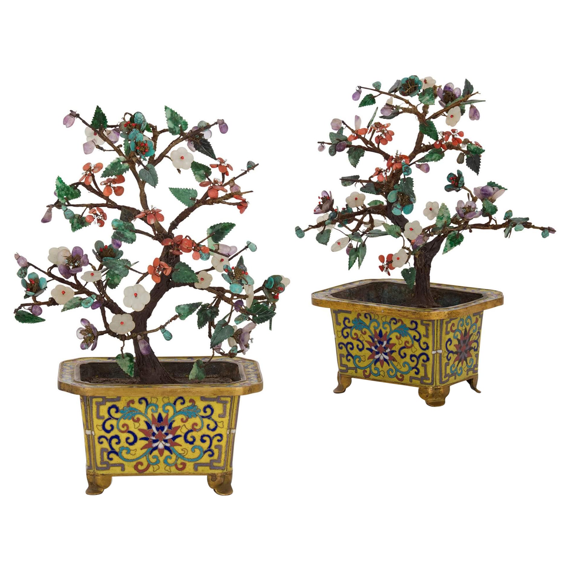 Paar chinesische Blumenbaummodelle aus Hartstein, Jade und Cloisonné-Emaille